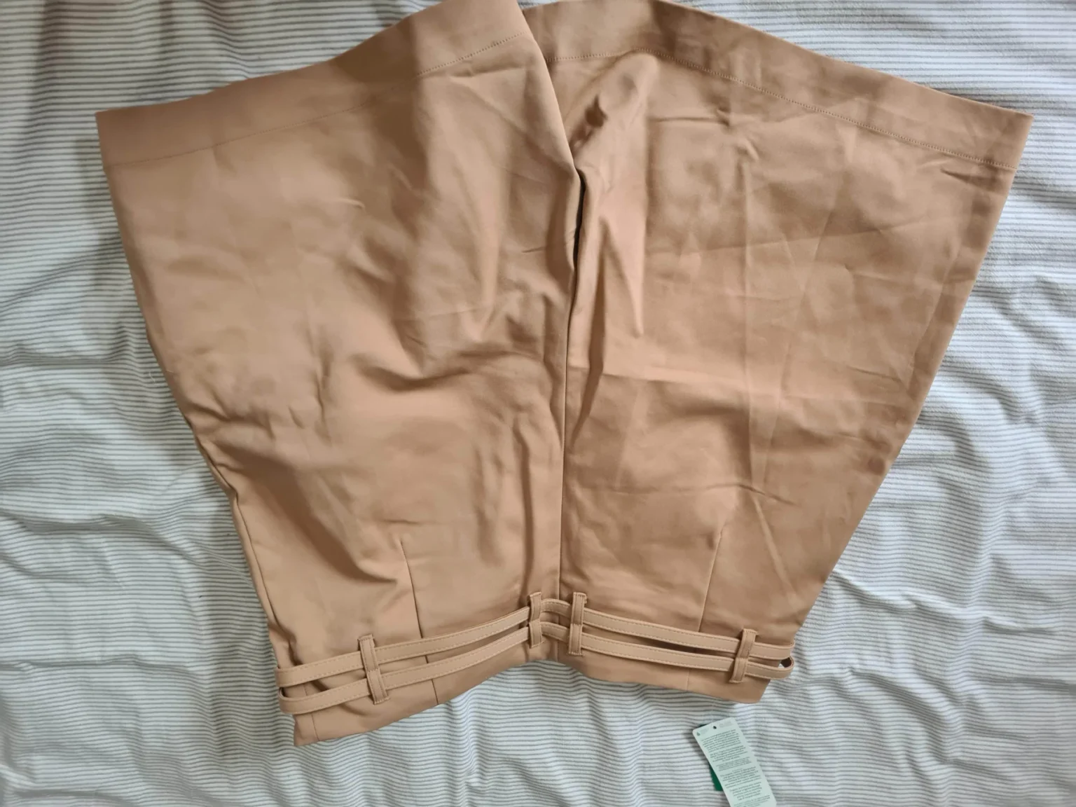 Image for Short beige Simons avec pinces, neuf