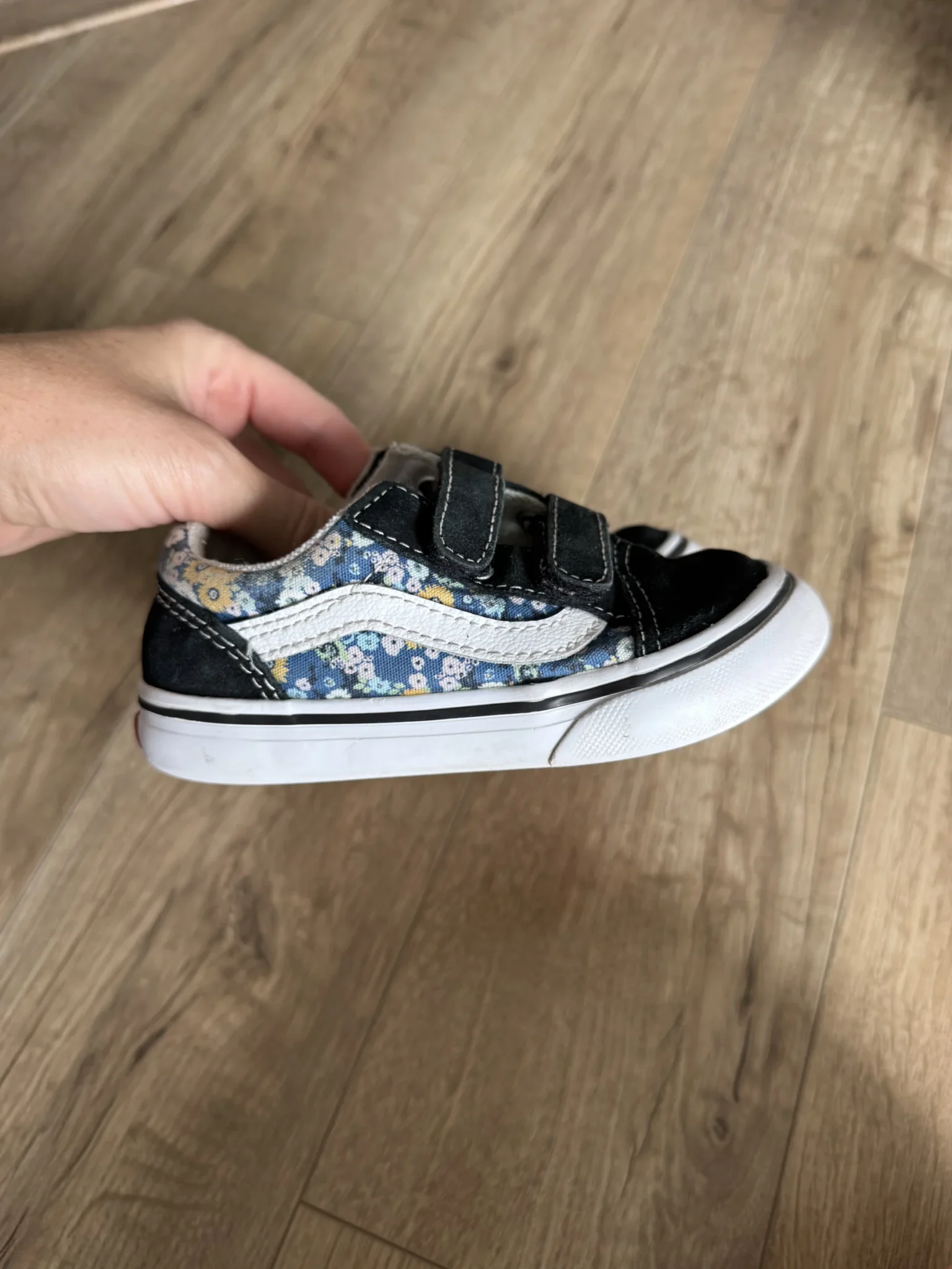 Featured image for 8c - Chaussures Vans fleuries pour enfant