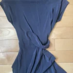 Featured thumbnail for Robe mi-longue bleu marine avec un nœud latéral intégré