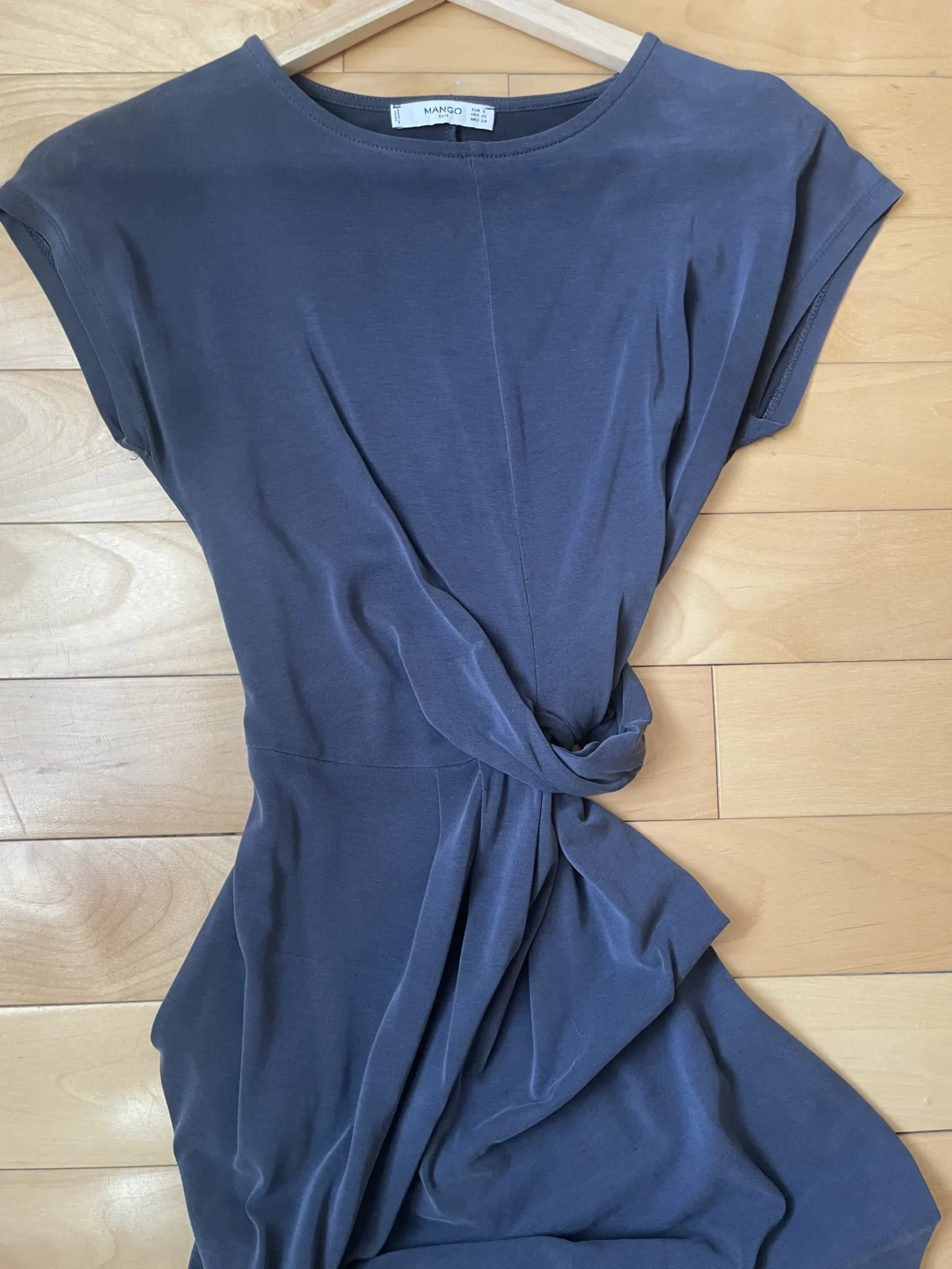 Featured image for Robe mi-longue bleu marine avec un nœud latéral intégré