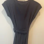 Thumbnail for Robe mi-longue bleu marine avec un nœud latéral intégré
