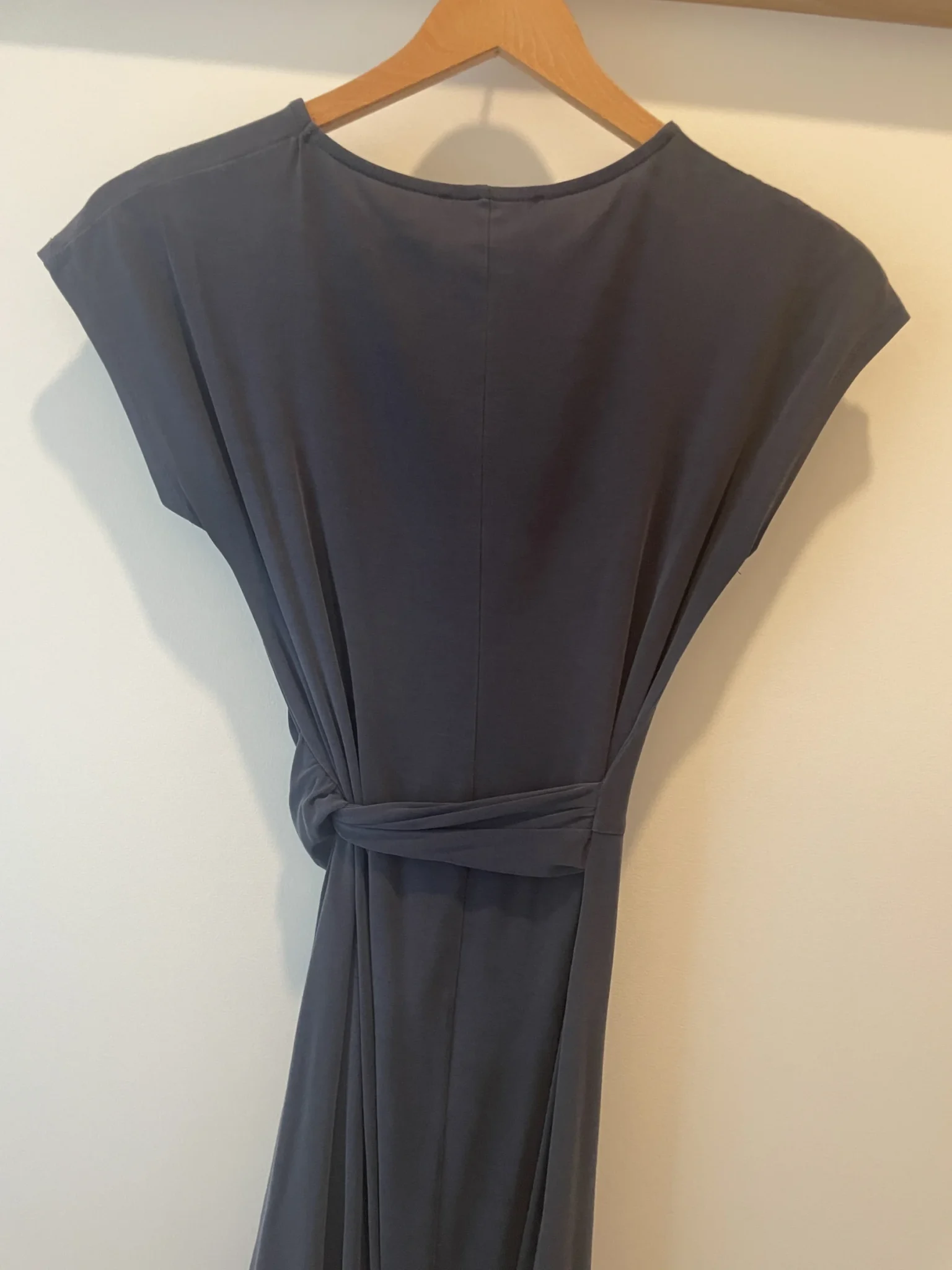 Image for Robe mi-longue bleu marine avec un nœud latéral intégré