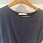 Thumbnail for Robe mi-longue bleu marine avec un nœud latéral intégré