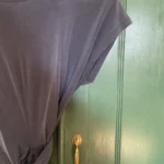Thumbnail for Robe mi-longue bleu marine avec un nœud latéral intégré