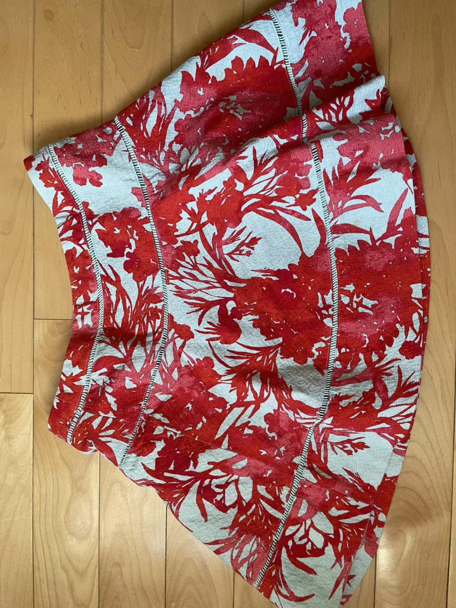 Featured image for Jupe à motifs floraux avec une doublure bleu clair
