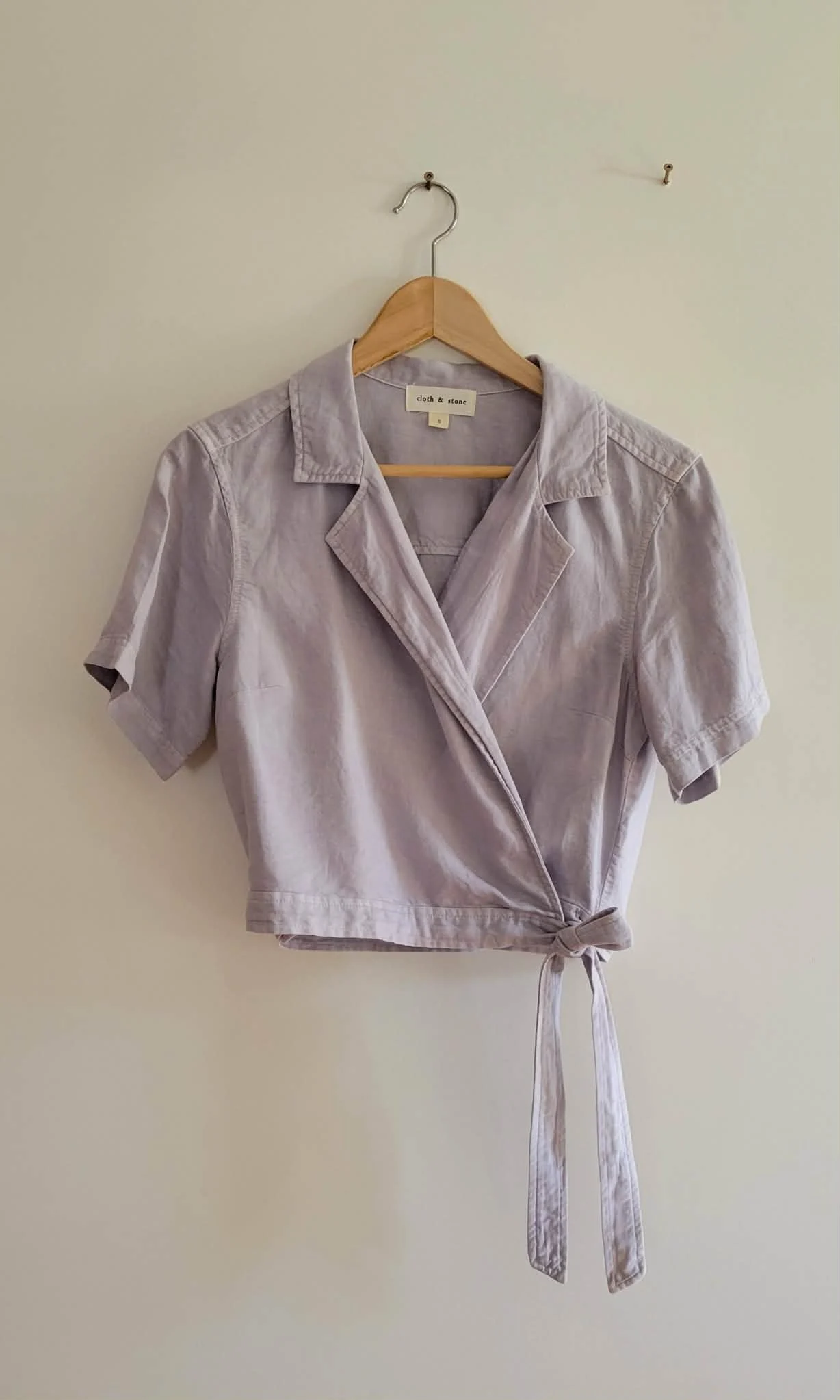 Blouse cache-coeur lilas Cloth and Stone seconde main