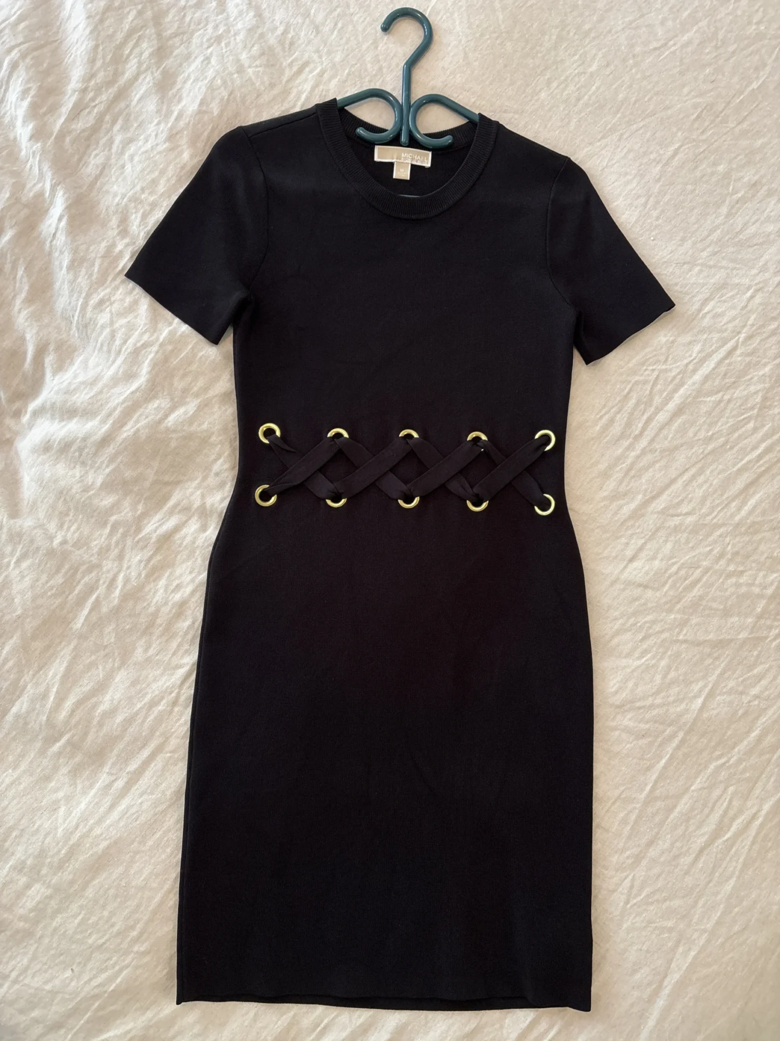 Featured image for Robe classique mi-cuisse