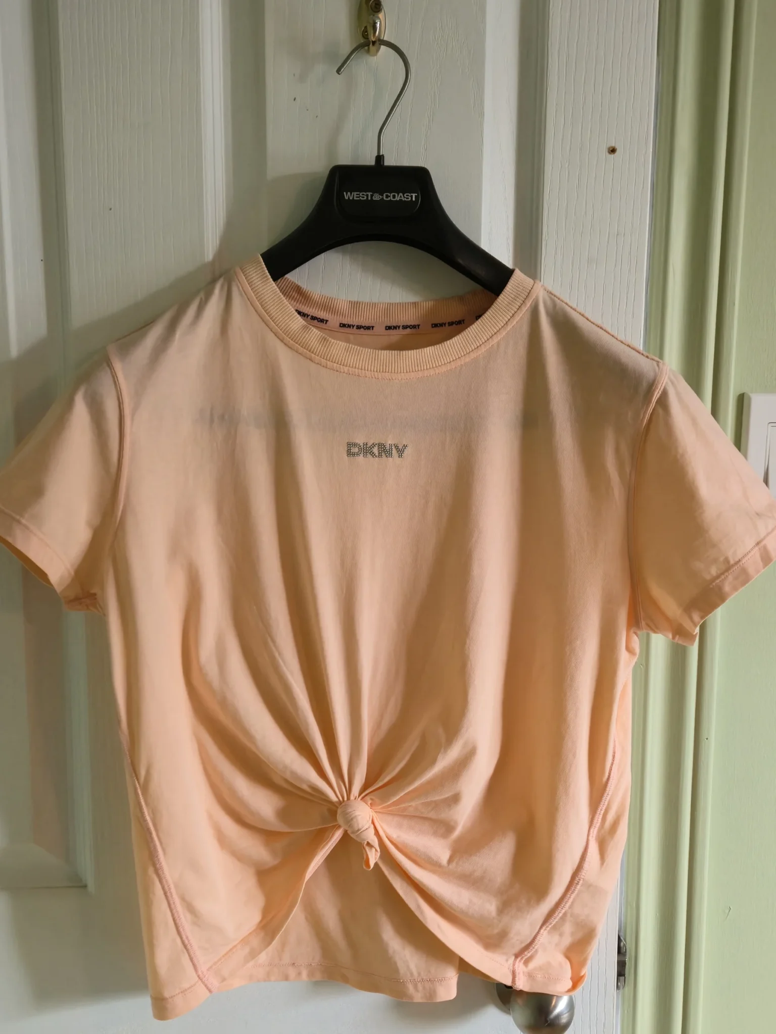 Featured image for T shirt corail DKNY