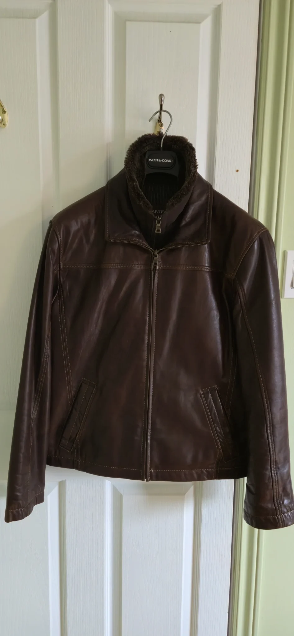 Featured image for Manteau en cuir brun avec col mouton détachable.