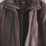 Thumbnail for Manteau en cuir brun avec col mouton détachable.
