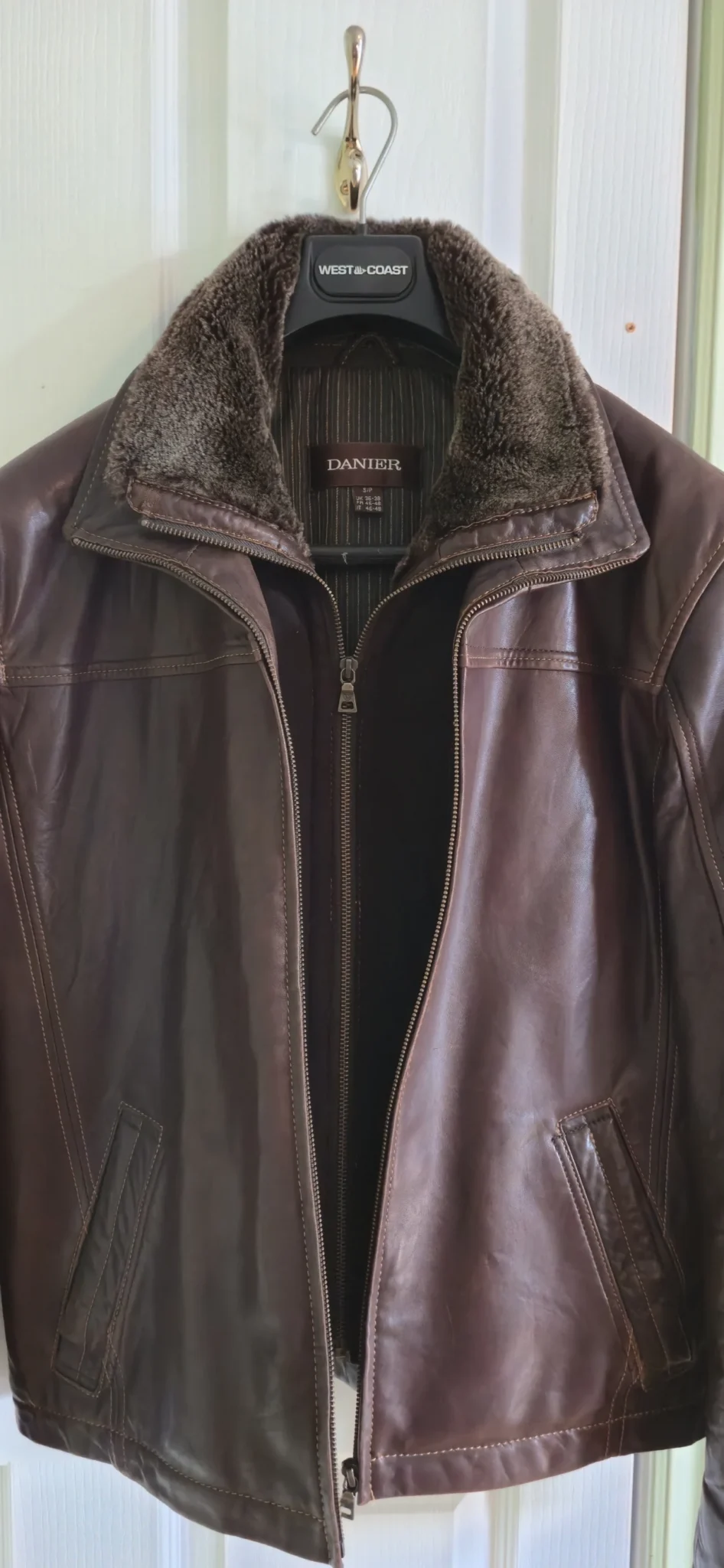 Image for Manteau en cuir brun avec col mouton détachable.