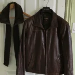 Thumbnail for Manteau en cuir brun avec col mouton détachable.
