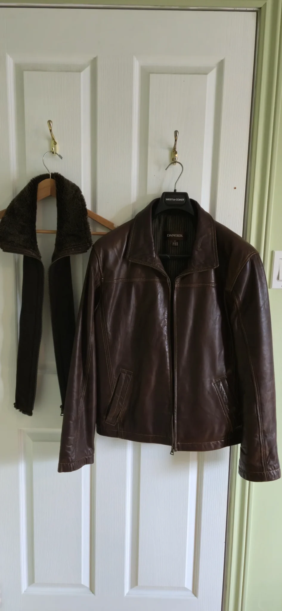 Image for Manteau en cuir brun avec col mouton détachable.