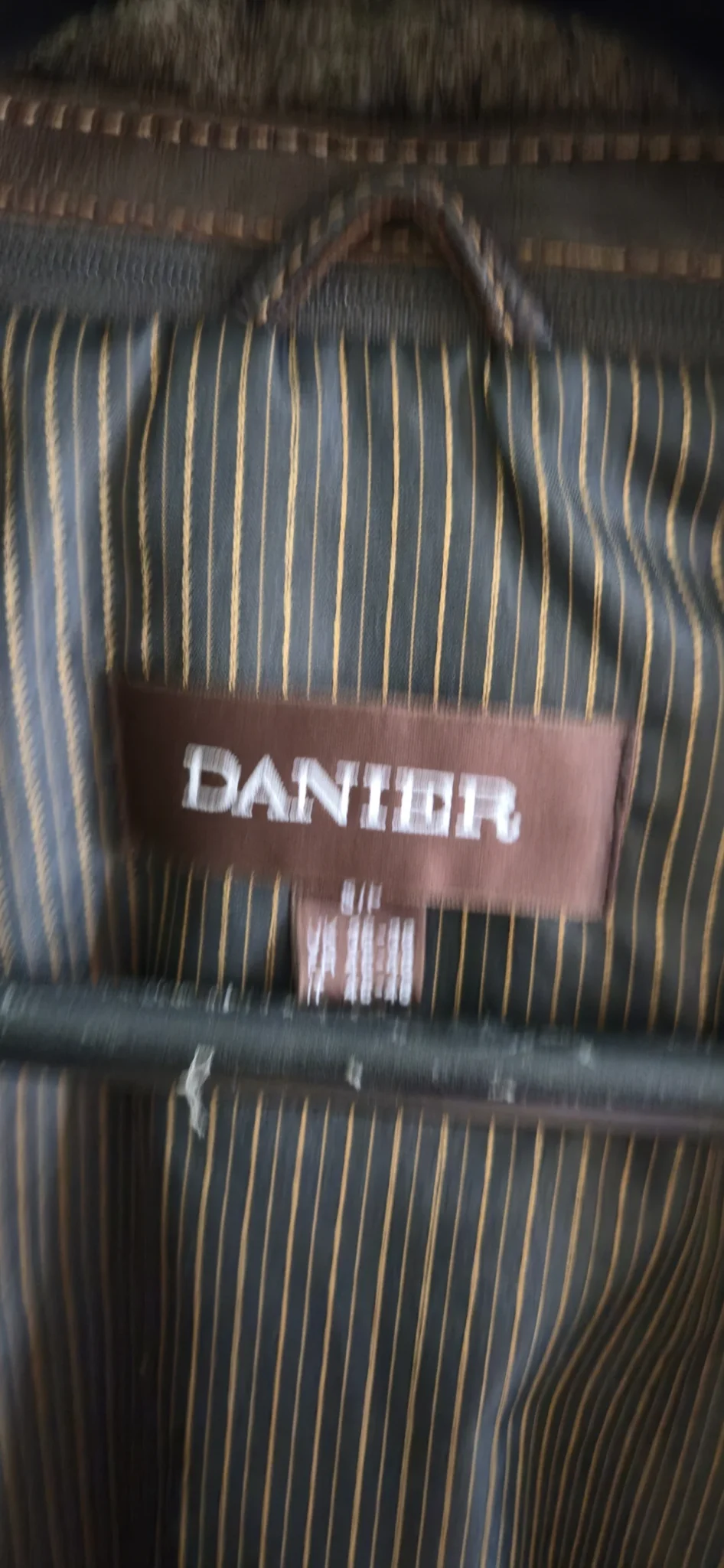 Image for Manteau en cuir brun avec col mouton détachable.