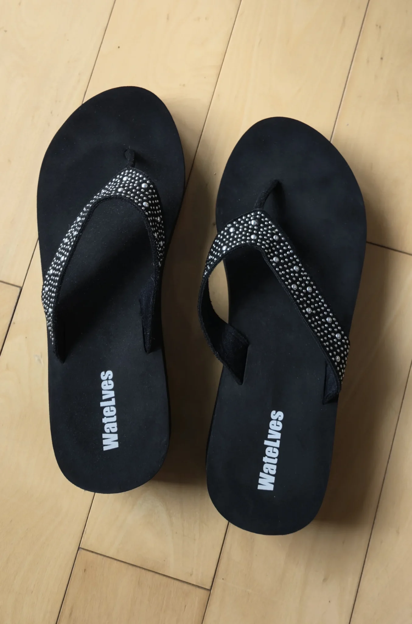 Featured image for Sandales noires semelles compensées avec strass.