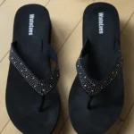 Thumbnail for Sandales noires semelles compensées avec strass.