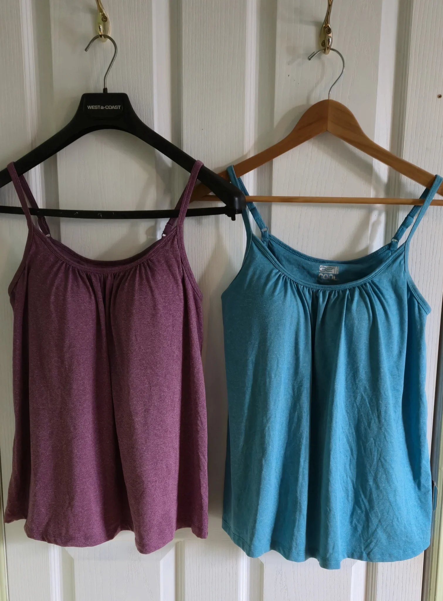 Featured image for 2 camisoles même modèle et même grandeur, avec soutien gorge intégré.