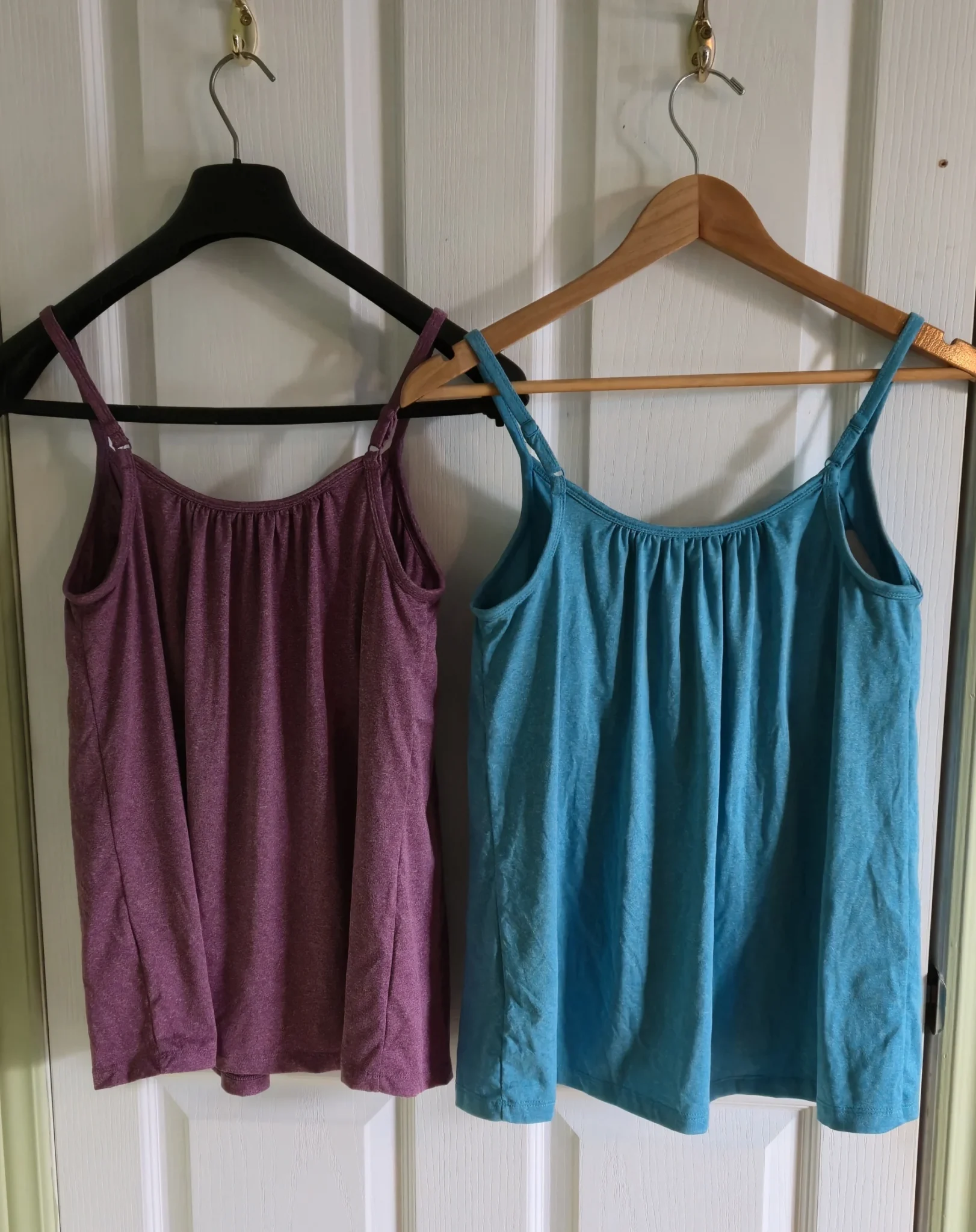 Image for 2 camisoles même modèle et même grandeur, avec soutien gorge intégré.