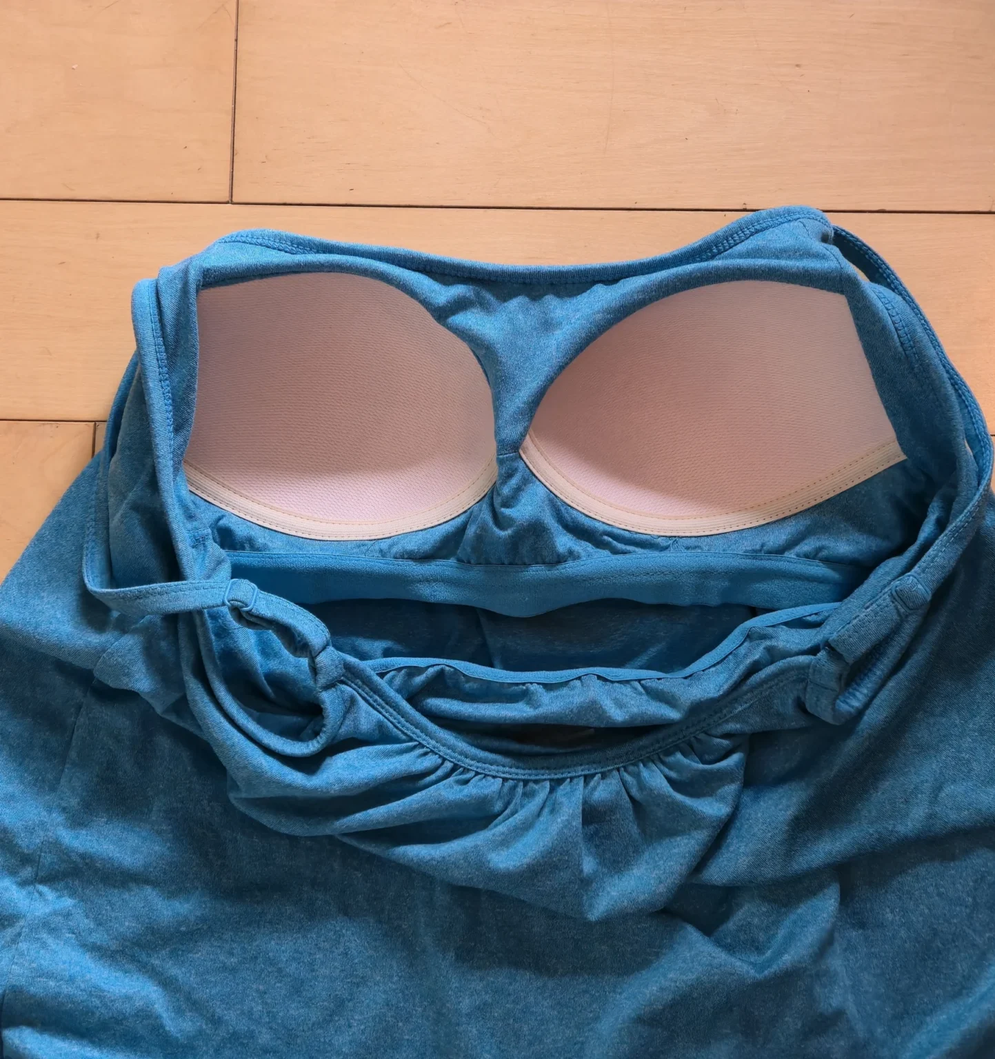 Image for 2 camisoles même modèle et même grandeur, avec soutien gorge intégré.