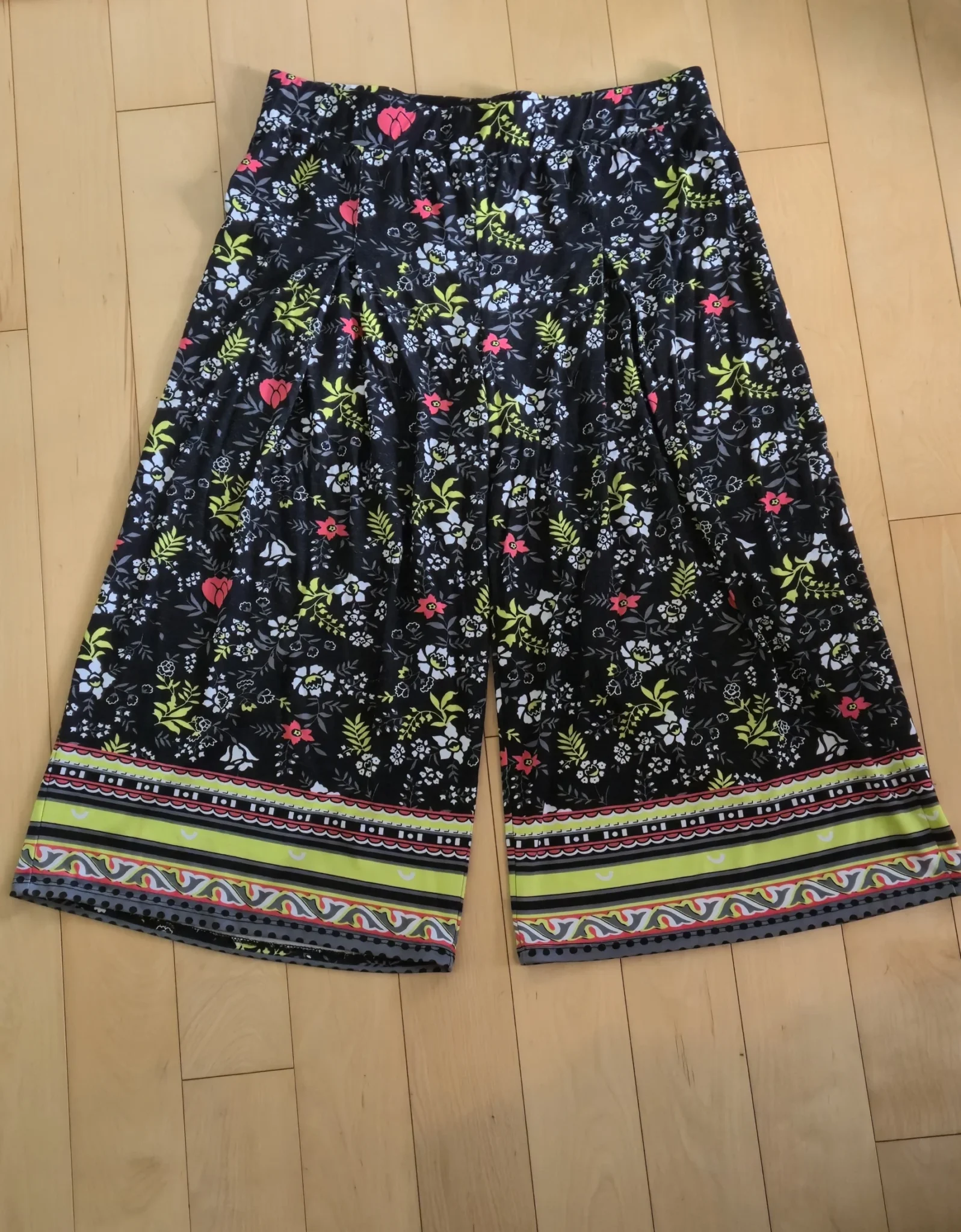 Featured image for Pantalon 3/4 à motifs fleuris LeGrenier.