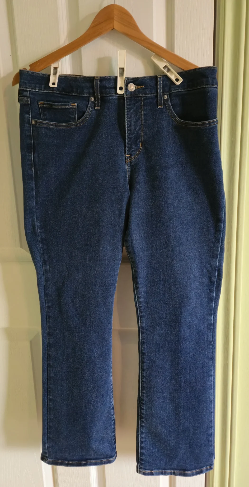 Featured image for Jeans Levis taille régulière, jambe droite, taille 31.