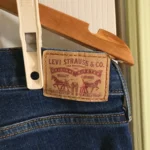 Thumbnail for Jeans Levis taille régulière, jambe droite, taille 31.