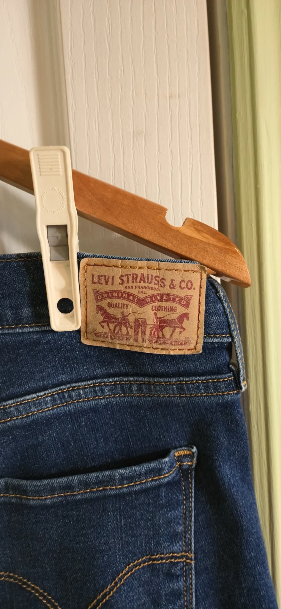Image for Jeans Levis taille régulière, jambe droite, taille 31.