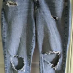 Featured thumbnail for Jeans Garage style vintage avec trou et délavé.