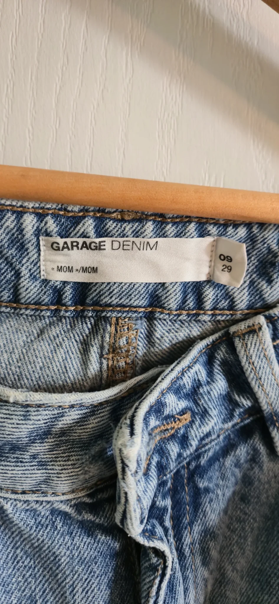 Image for Jeans Garage style vintage avec trou et délavé.