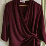 Featured thumbnail for Blouse rouge bordeaux avec croisé devant.