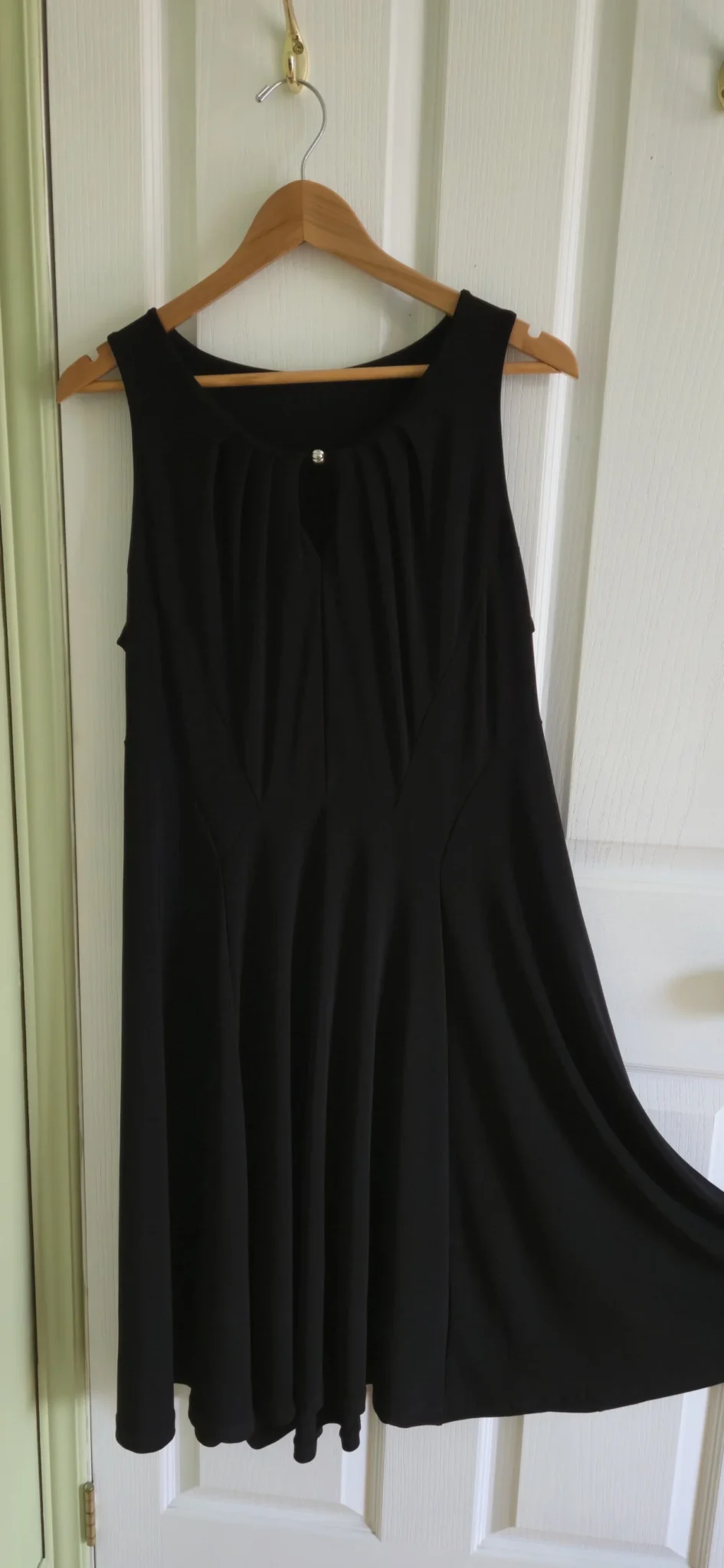 Featured image for Robe noire courte sans manche, large-xlarge.