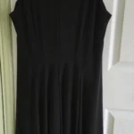 Thumbnail for Robe noire courte sans manche, large-xlarge.