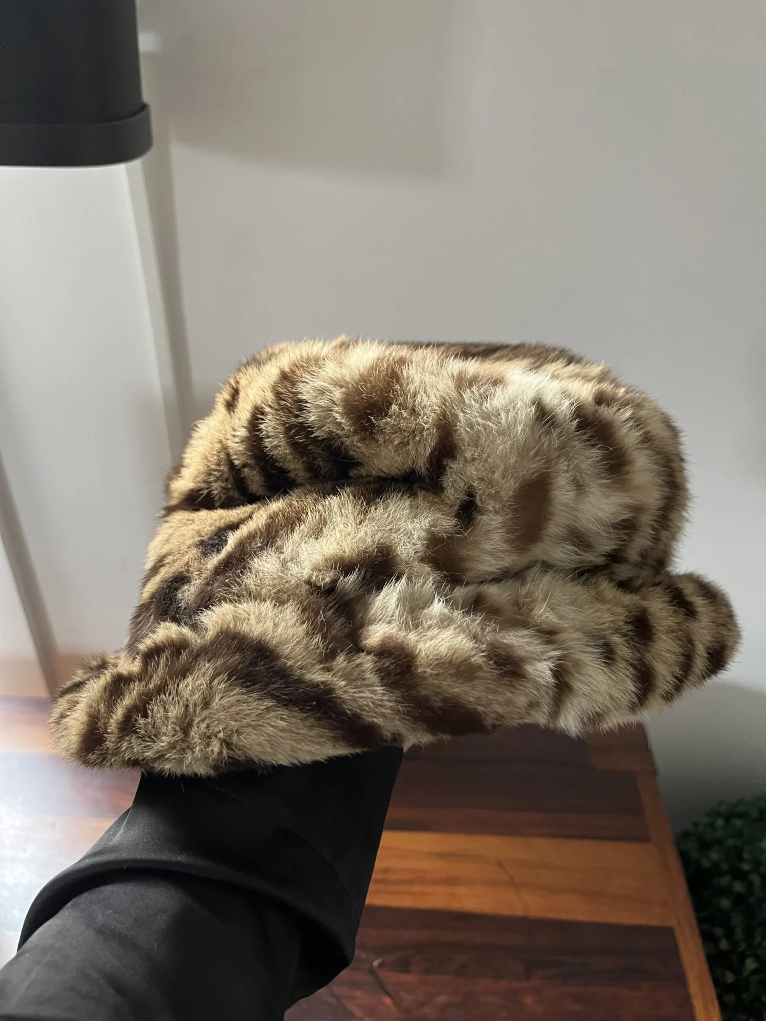 Featured image for Chapeau en fourrure d’ocelot taille petit