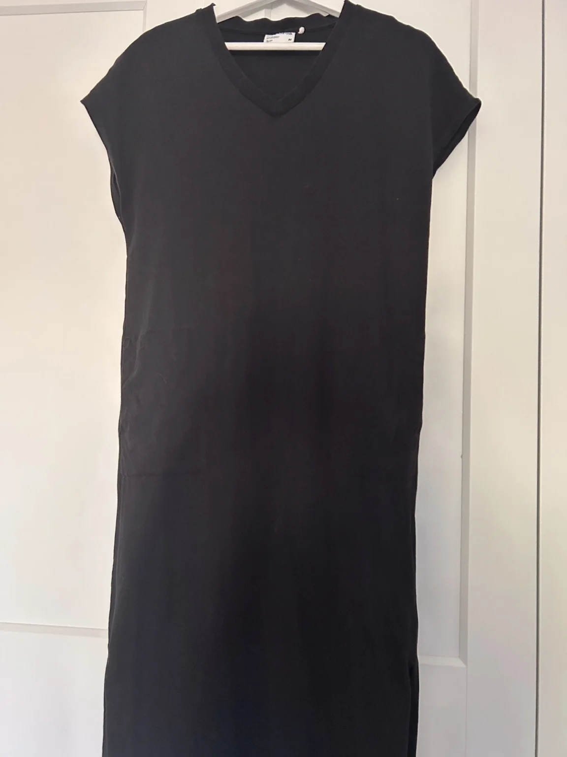 Image for Robe noire mi-mollet