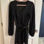Featured thumbnail for Robe noire courte à paillettes à manches longues Dynamite