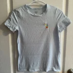Featured thumbnail for T-shirt bleu pâle avec motif brodé Sunday Best Aritzia
