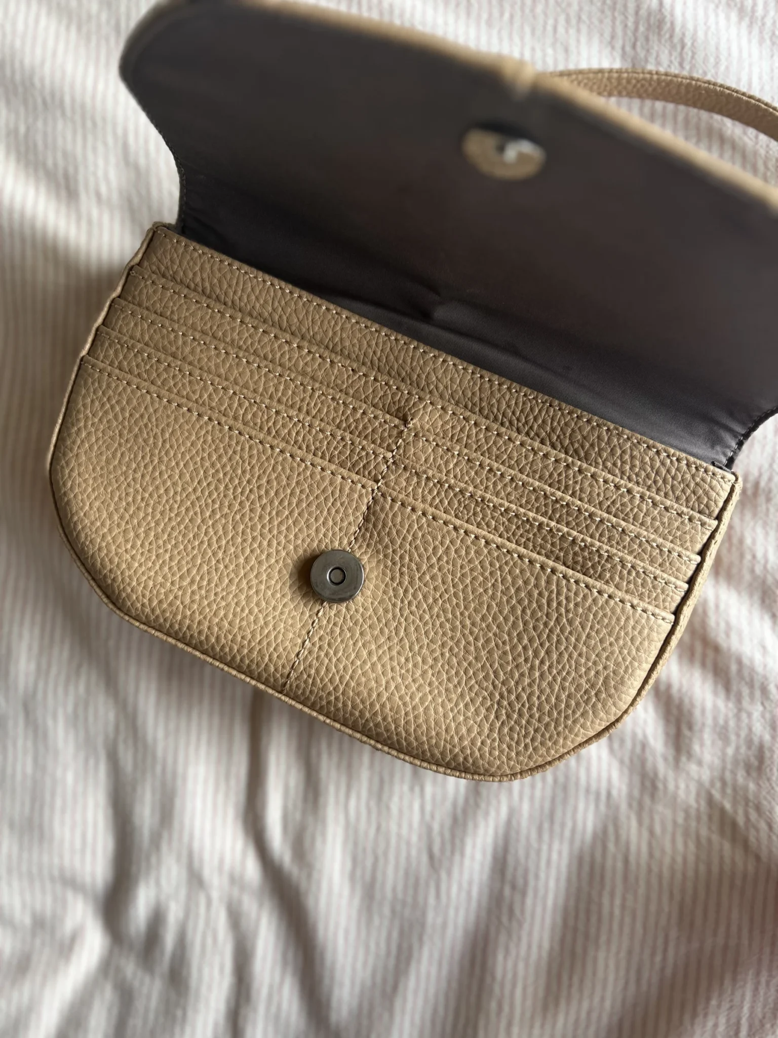 Image for Sac à main Matt and Nat - BUDA Vegan Crossbody Bag Modèle : Purity – SCONE