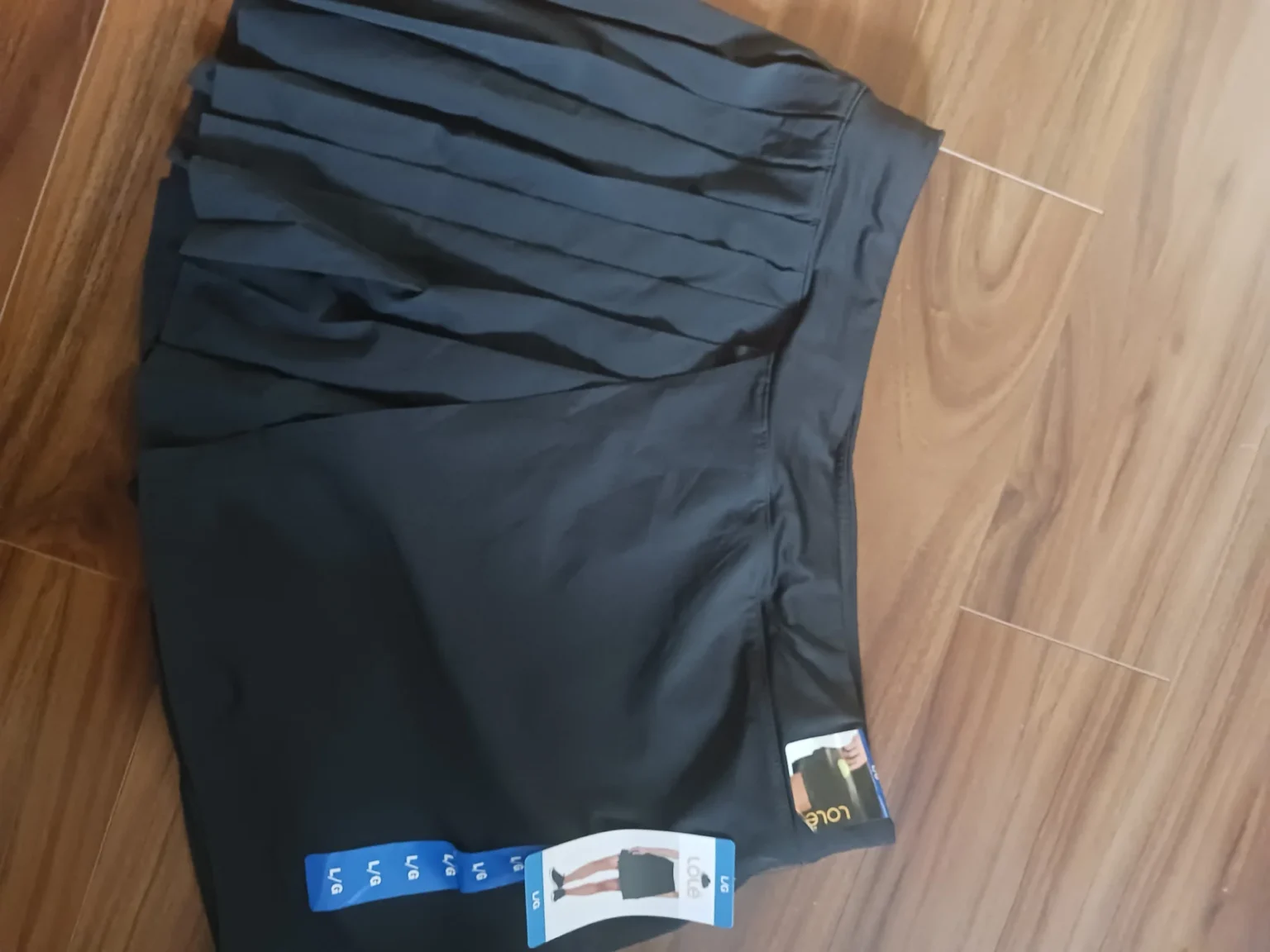 Featured image for Wide-leg black skirt-shorts