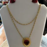 Featured thumbnail for Ensemble Parure Vintage Collier Double Rangée Pendentif Rouge Bordeaux et Boucles d'Oreilles Clips Doré