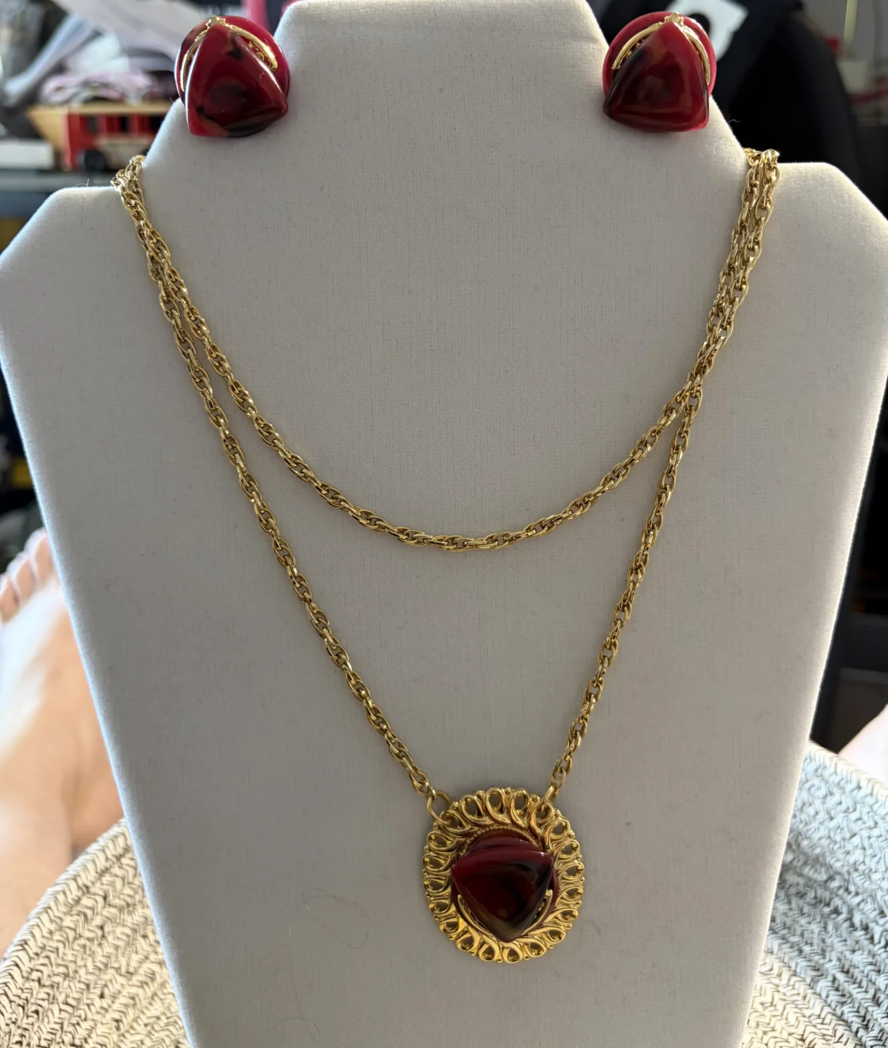 Featured image for Ensemble Parure Vintage Collier Double Rangée Pendentif Rouge Bordeaux et Boucles d'Oreilles Clips Doré