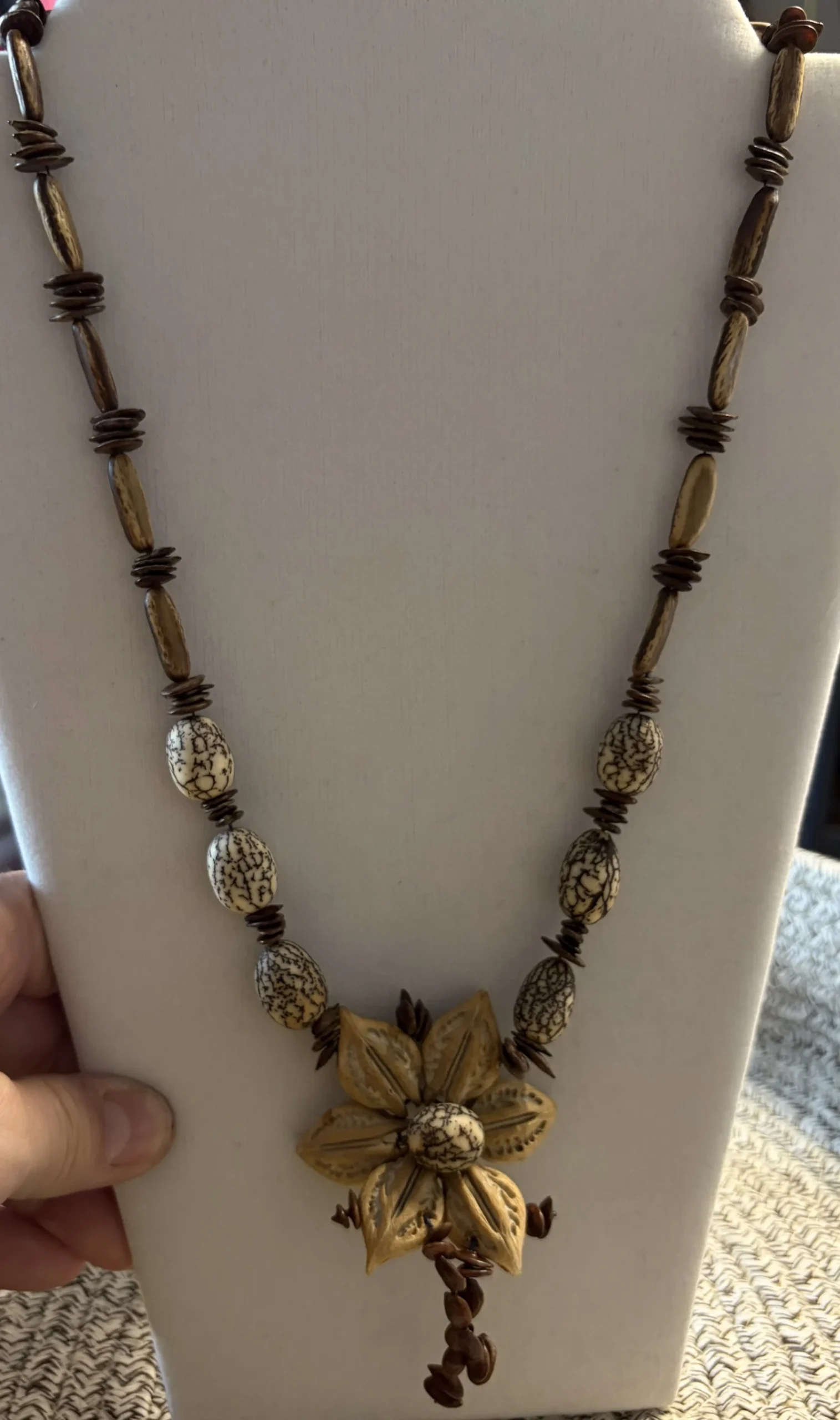 Collier Artisanal Vintage Perles de Bois et Gousses de Graines Naturelles Fleur Boho Ethnique *Autre seconde main