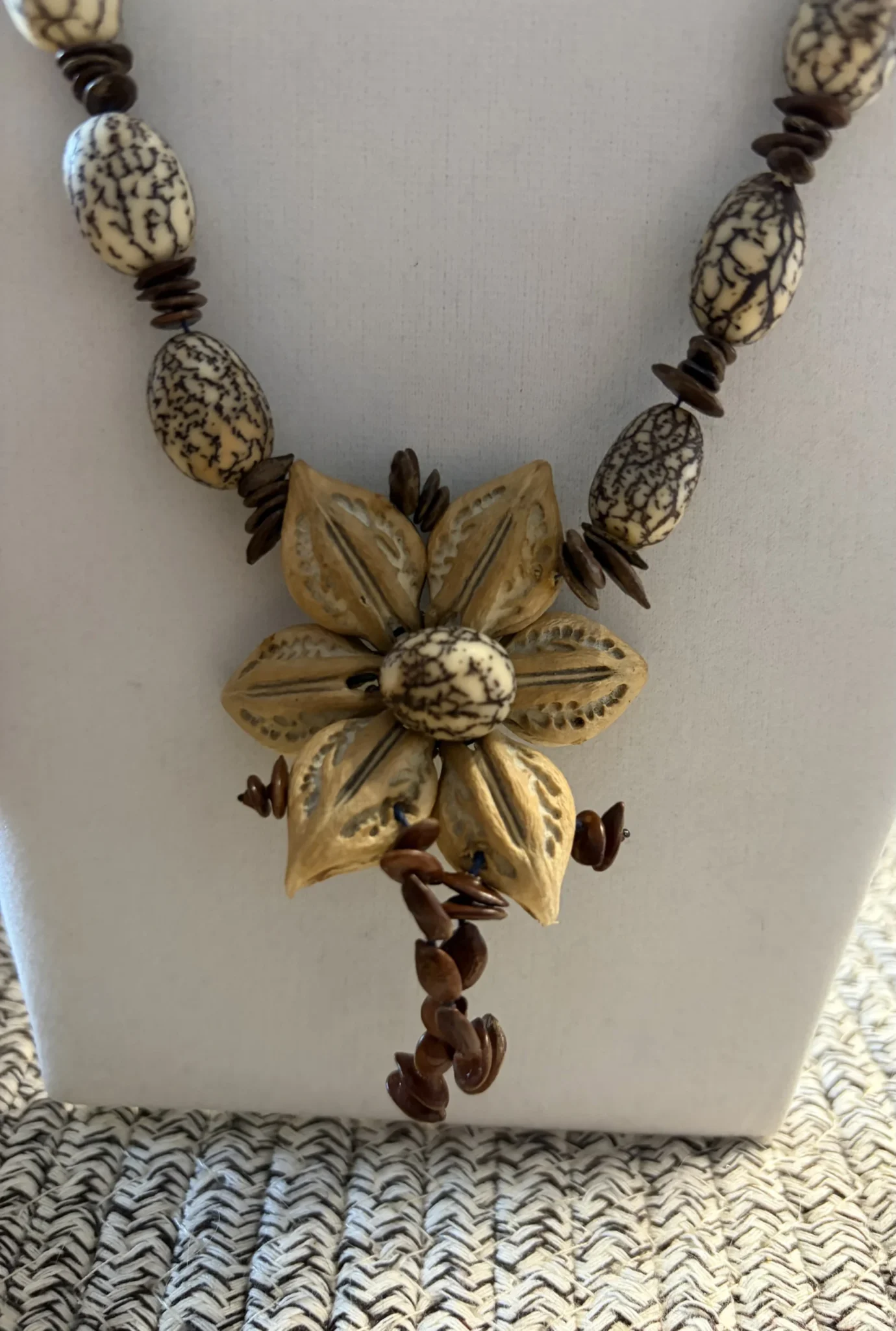 Image for Collier Artisanal Vintage Perles de Bois et Gousses de Graines Naturelles Fleur Boho Ethnique