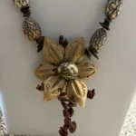 Thumbnail for Collier Artisanal Vintage Perles de Bois et Gousses de Graines Naturelles Fleur Boho Ethnique