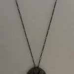 Featured thumbnail for Collier Pendentif Vintage LIZ CLAIBORNE Signé LC Style Victorien Gothique Argenté