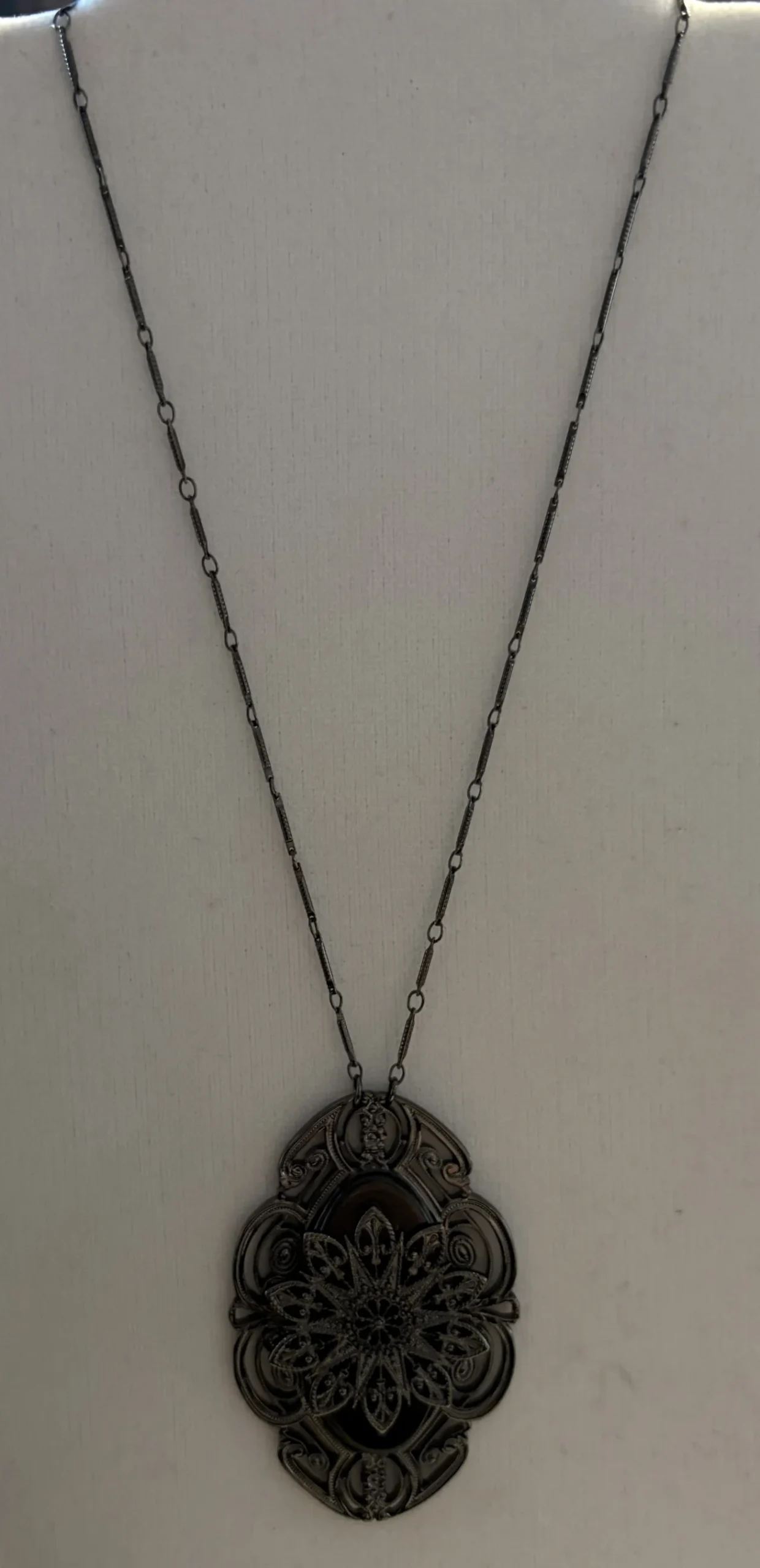 Collier Pendentif Vintage LIZ CLAIBORNE Signé LC Style Victorien Gothique Argenté *Autre seconde main