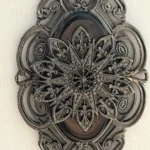 Thumbnail for Collier Pendentif Vintage LIZ CLAIBORNE Signé LC Style Victorien Gothique Argenté