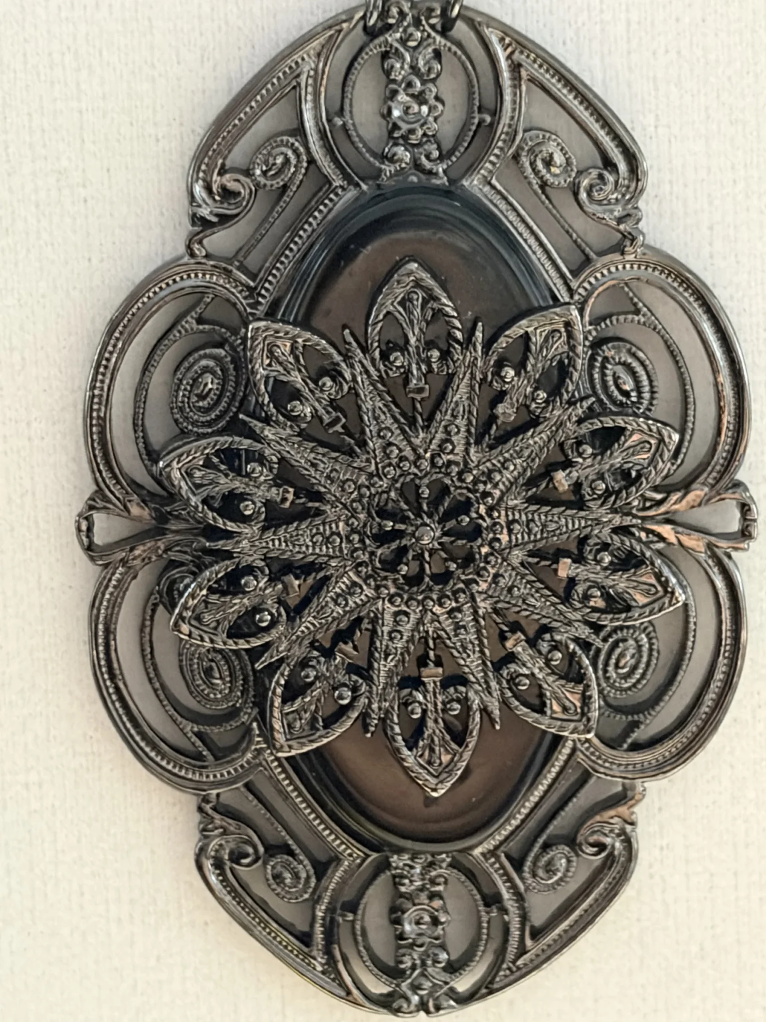 Image for Collier Pendentif Vintage LIZ CLAIBORNE Signé LC Style Victorien Gothique Argenté