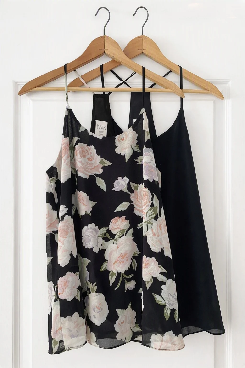 A pair of lovely camisoles Twik seconde main