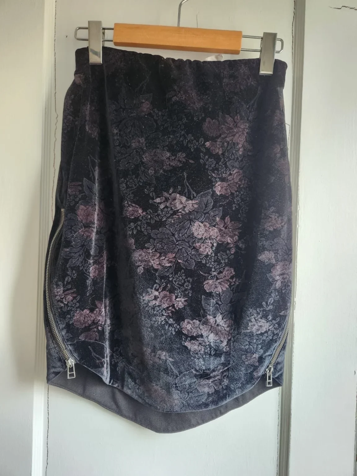 Featured image for Velvet skirt – Annie50 – XS