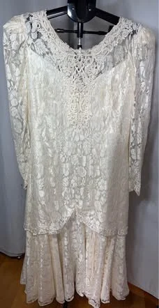 1980s Vintage Lace and Beaded Wedding Dress – William S. (Made in Canada) – Size S / 4–6 *Other seconde main